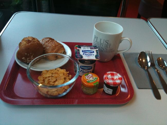 パリ3日目。<br /><br />今日の朝食はハチミツを追加。<br />ボンヌママンの小ビンがあまりにも可愛いので持って帰りました。<br /><br />なんか今日は朝食ルームに人が多い。