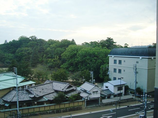 すぐ近くのにぎたつ会館にチェックイン<br /><br />部屋の窓から西をのぞくと・・<br />　<br />松山城が見える　１?くらいのとこかな・・