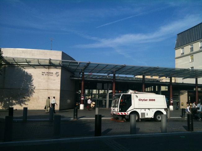 ハイ、この近代的な駅から少し歩くとですね