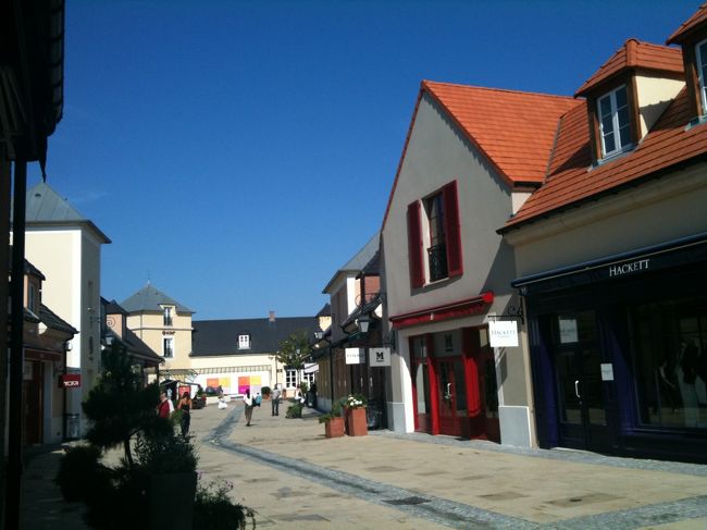 この通り、ラ・ヴァレ・ヴィレッジというアウトレットモールがありま〜す★(またかい！)<br /><br />ホンット、お買い物ばかりしてスイマセン。<br />世界遺産派のトラベラーさんに怒られそうです。<br /><br />いえね、美術館も好きなんですよ私。<br />一応デザイン職ですし、美大も出てますし。。。<br />でも唯一見たかったピカソ美術館が工事中でして。。。<br /><br />そんなわけで、来ちゃった★<br /><br />●La vallee village<br />3Cours de la Garonne-77700<br />Serris,Marne-la-valｌee,France<br />01 60 42 35 00