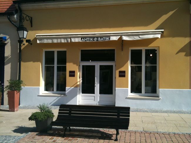 張り切りすぎて早く来過ぎたのでお店まだ開いてませんでした。。。<br /><br />セール時期のせいか地元のお客さんがとっても多いです。<br />日本人は5人くらい見たかな？<br />あとは中国人が多かったです。<br /><br />ビックリしたのがヨーロッパ人が開店前からラルフの前に長蛇の列を作っていたこと！<br />みんな買いまくってました。<br />ヨーロッパはあんなにニュアンス上手なセンスいい服いっぱいあるのに、なぜあんなアメリカーンな大味な服を？？？<br />不思議。<br /><br />それからこちらの人は絶対に試着をする！<br />それがたとえ、5ユーロのTシャツだとしても、フィッティングルームが長蛇の列でも絶対する。<br />さすが、ファッションの国。<br /><br />←はANTIK BATIKのアウトレット。<br />日本では高いので狙ってましたが、実際見ると？？でした。<br />やはり日本にはセレクトされたよりすぐりのものが入ってきているんだと再認識。<br />でも子供服はすっごく可愛かった！<br />お子さんいる方は要チェックです。<br />(日本には子供のライン、無いですよね？)<br /><br />私はというと、結局ノーマークだった「maje」というブランドが超ストライクゾーンで、いっぱい買いました。。。<br />このお店だけでほぼ完結。<br />あとは、たのまれもののMONCLERとDIESELによって帰ります。