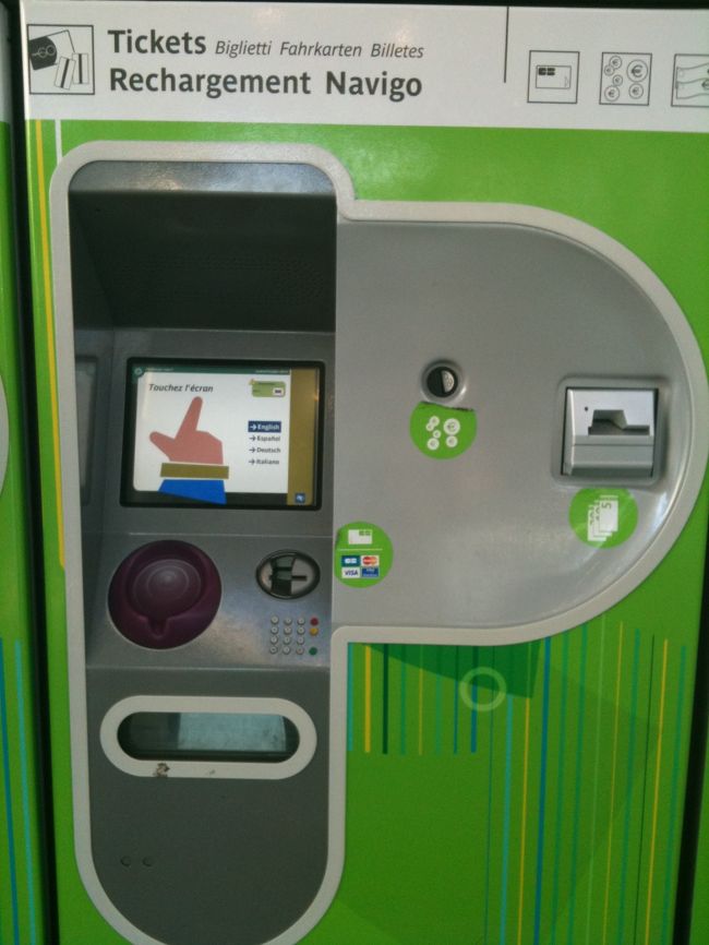 帰ろうと思ったら券売機でトラブル。<br />間違えて明日の切符を買っちゃった。。。<br />窓口に行くと払い戻しもしてくれないし、買い直しの仕方も教えてくれないし、無愛想だし！<br />(後ろに並んでたアメリカ人もファッキンって言ってた)<br />しかも並び直した券売機は長蛇の列だし。。。。<br /><br />学生グループに声をかけて教えてもらって、<br />なんとか切符を入手。めるしー！<br /><br />Lyon駅と券売機が微妙に仕様違うので、注意が必要です。。。