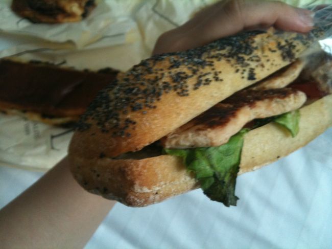 ホテルに戻ってきました。<br /><br />PAULで買ったパンで、遅めの昼食。