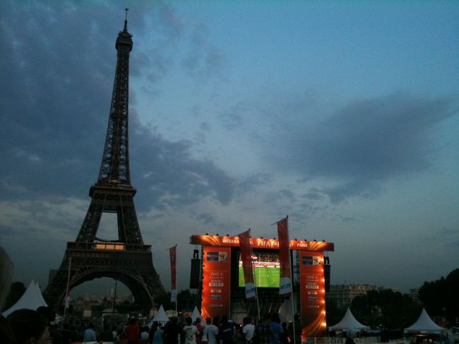 疲れてましたが、パリに来てあまりにもパリらしいところに行ってないなと思い、トロカデロ広場にやってきました。<br /><br />FIFAのパブリックビューイングがあるのです♪