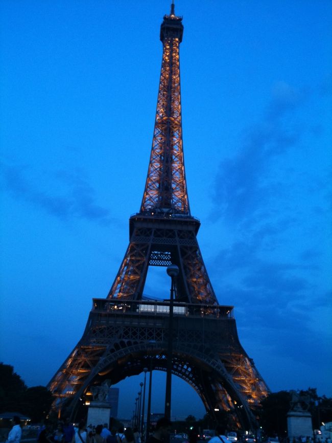 セーヌ川対岸からみたエッフェル塔。