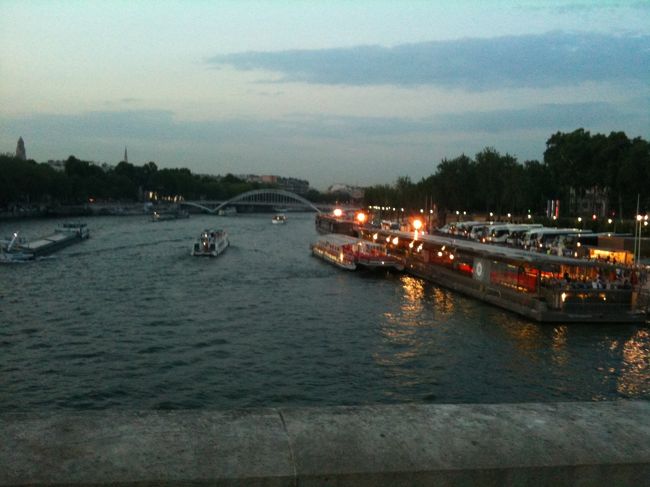 セーヌ川をわたりーの、