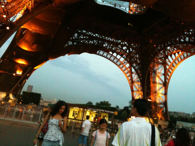 エッフェル塔の真下に来ました。<br /><br />「もう、集合時間やでぇ、みやもっさん！」<br />「まってぇや〜、ウチ、これだけ買いたいねん！！」<br /><br />関西弁のオバちゃんの集団に出くわしました。<br />観光名所に来た！って感じがする。