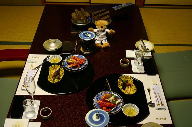 夕食は、部屋食にしてもらいました。<br />今シーズンの初蟹＆初マツタケでした。