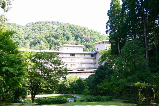 翌日は裏庭を散策です。<br />ワンコに出会い、姫が大興奮でした。