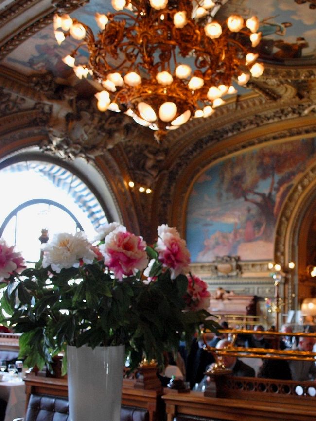 内装の豪華さはもちろん、壁画もかつてここから出発していた列車が向かった風光明媚な名所が生き生きと描かれていて興味深い。