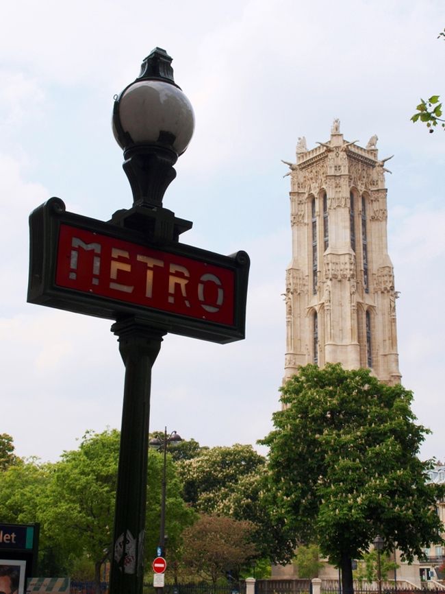 サン・ジャックの塔。１６世紀に建てられてフランス革命で鐘塔だけが残ったそうです。来るまで知らなかったけど、江戸時代初期には、パスカルがこの塔にのぼり気圧の存在を証明したとか。景色も良さそうで、登ってみたかった。