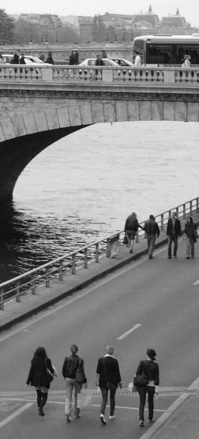 今日はセーヌ河沿いの通りは歩行者専用。