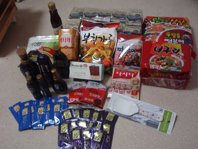 箱から出してみました。<br />・韓国海苔　・辛いラーメン5個入り　・呂シャンプーセット　・チヂミの粉　・ジャジャメン　・ダシダ　・お菓子　　などなど<br /><br />これでもか!<br />というくらい購入したつもりでしたが・・・<br />もっと買えばよかったです。<br />感想は、少しずつアップしていきます。