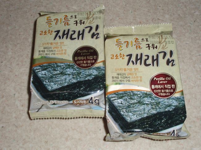 定番の韓国海苔。<br />売り場の人に「どれがおすすめ?」と聞いてみました。英語で・・・。日本語ペラペラの店員だったのに。<br />味は、まぁふつーです。<br />胡麻油と塩味が薄めです。「無人島」と書いてありました。たぶんメーカー名です。<br /><br />どーも、海苔はメーカーで選ぶのではなくとれた海苔の産地で選ぶのがいいみたいです。<br />「これは●●の海苔だよ」と言っていました。<br />売り場の人に聞いてみるのが、一番みたいです。