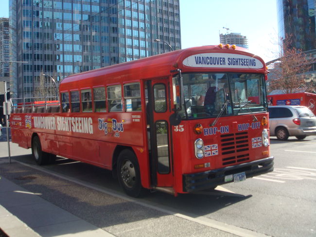 路線バスが充実しているバンクーバー。<br /><br />観光バスもおおにぎわいです。<br />赤い色がかわいいな。