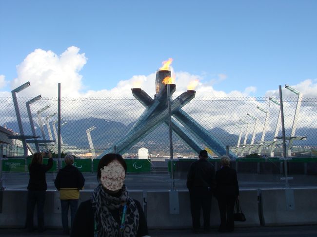 ホテルを出て、バラード通りをひたすらまっすぐ<br />カナダプレースの方向に向かって歩きます。<br /><br />そして、パラリンピック聖火の前で記念撮影。