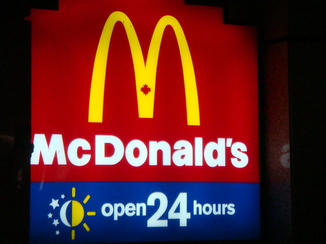 マクドナルドのマークの真ん中に<br />メープルマーク。<br /><br />