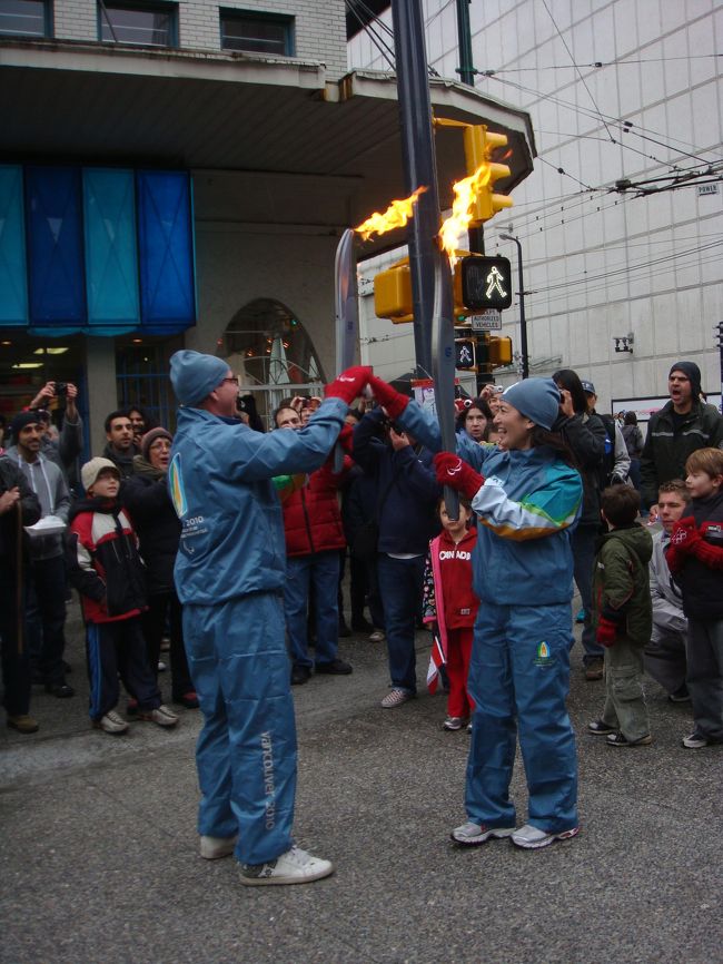 途中で、パラリンピックの聖火リレーに遭遇しました。