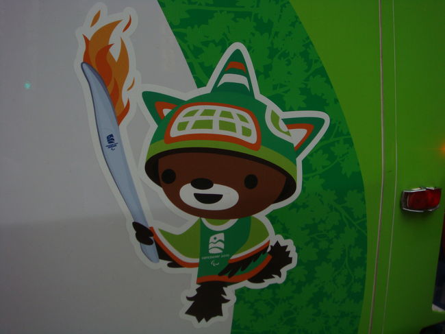 先導車の車体の側面。<br />スーミがトーチを持って走ってる！