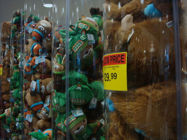 オリンピックのマスコットは値下げされてた！<br />こちらは、キーホルダー。<br /><br />なかなかカワイイぞ。<br />ぬいぐるみに胸キュンする歳ではないのですが、<br />４体お買い上げ（笑）。