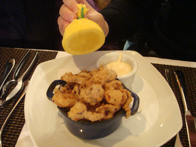 このイカ料理なんて言いましたっけ？！<br />イカリングみたいに揚げてあるんですが、美味しかった〜。<br /><br />レモンをた〜っぷりかけていただきます。