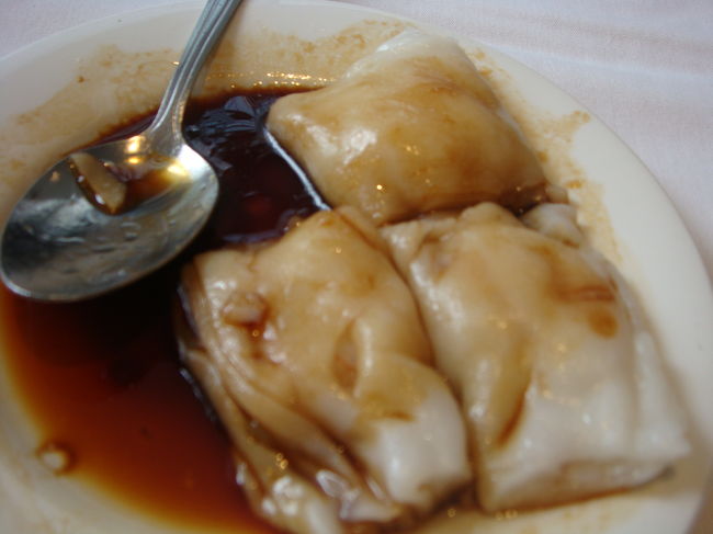 お米の粉で作った腸粉料理。<br />するッ、と喉を通って食べられた！