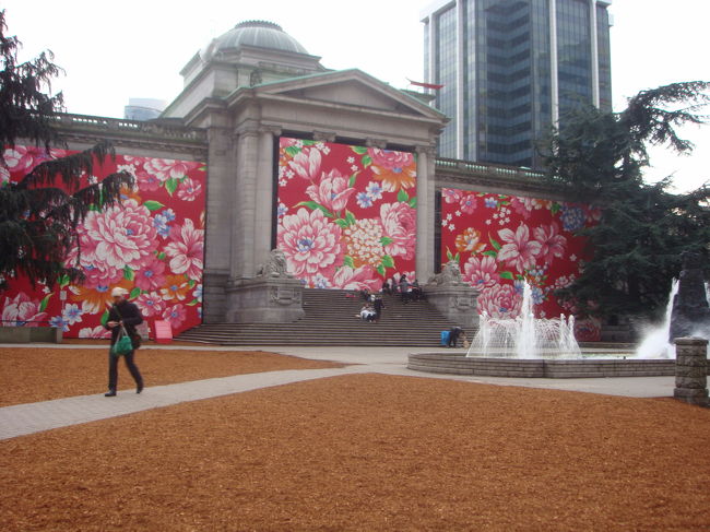 バンクーバー美術館はこんなお化粧を。