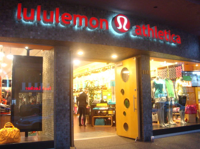 日本でも人気のヨガウェア＆グッズの店<br />「Lululemon Athletica」。<br /><br />好みど真ん中の品ぞろえ（笑）。<br />しばらく店から出られませんでした。