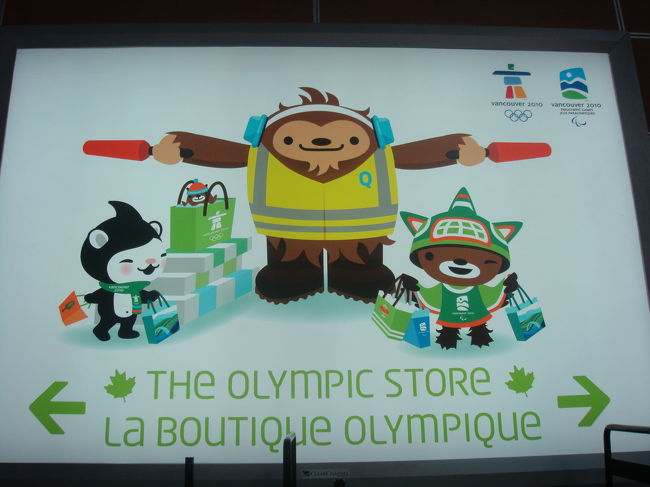 空港内の看板に、キャラクターたちが。<br />かわいい♪