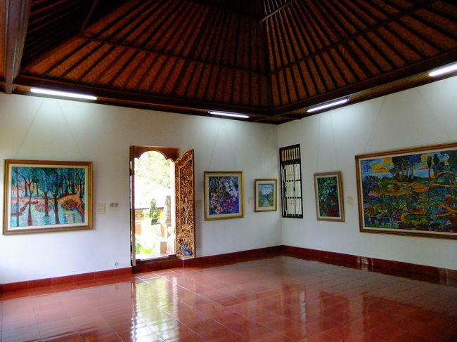 バリっぽい展示館で、<br />館内は冷房はありません。<br /><br />所要時間は1〜2時間あれば、十分観れます。