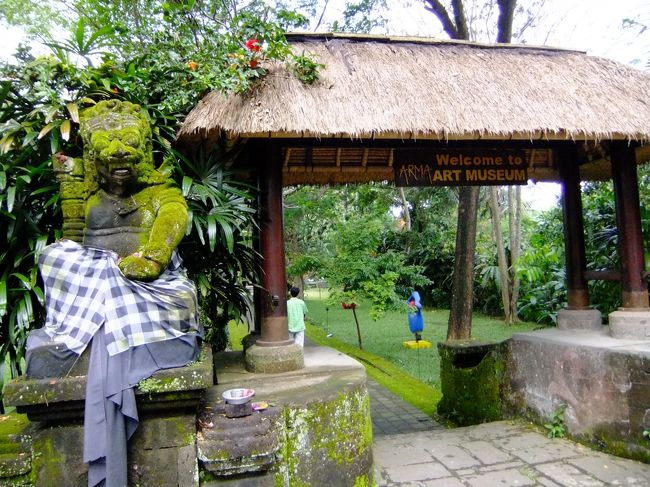 こちらアルマ美術館入り口。<br /><br />入館料40.000ルピア（約370円）