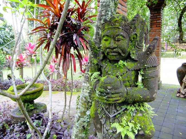 二つの近代的な展示室があり、<br />そして庭園もよく手入れがされていました。<br /><br />展示室内は撮影禁止ということなので、<br />庭園の様子だけ紹介です。<br /><br />