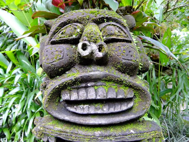 この美術館館内にはウォルター・シュピースの<br />「チャロナラン」という作品が展示されています。<br /><br />この間テレビでウブドの特集番組を見て、<br />是非とも観たいと思って、この美術館を訪れました。<br /><br />この美術館はアルマ・リゾートというホテルと併設なのですが、<br />今度ウブドに来ることがあったら<br />（というか絶対また来たい！）、<br />ここにゆったりと滞在してみたいと思いました。