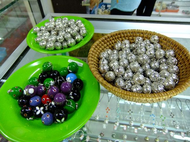 ガムランボールを2点購入。高いのか安いのか良く分からなかったけど。<br /><br />YAN YANという小さな店です。<br />