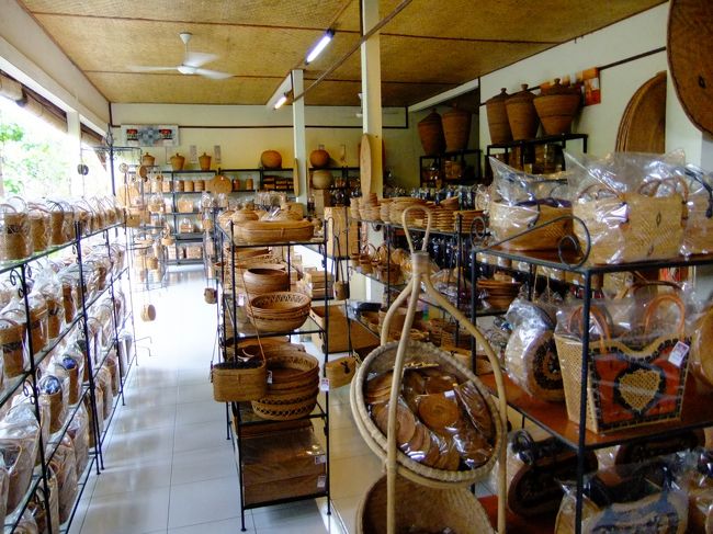 続いてバリ・ハンディというアタ製品の店。