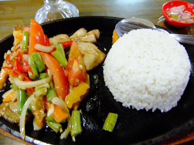 すごい雨になってきたので、<br />一度ホテルで休憩することにしました。<br /><br />一時間後、車でレストランへ向かいました。<br /><br />マンガ・マドゥという旅行会社オススメのレストランです。<br /><br />ツナ・バカールという料理とマンゴージュースを注文（32.000ルピア＝約300円）