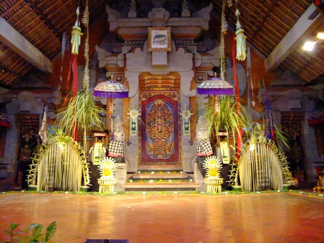 プリアタン村のバレルンステージ。<br />金曜日の夜は人気のあるグループ「ティルタサリ」の公演。<br />チケット100.000ルピア（約950円）<br /><br />BALI HOTEL BOOKさんでツアーに組み込んでもらったので、<br />一番前のど真ん中の指定席が用意されていました。<br /><br />この会場は不便な場所にあるので、ホテルの無料トランスポートを利用するか<br />カーチャーターで行き帰りの足を確保する必要がありますね。