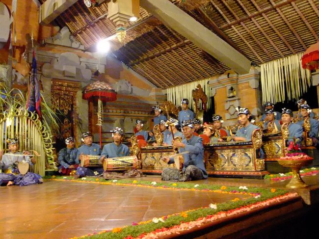 まずがガムランの演奏から