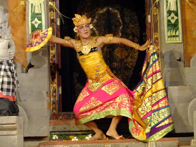 クビャール・トロンポン<br />女装した男性が踊りながらトロンポンの演奏も行う。<br /><br />一番印象に残りました。