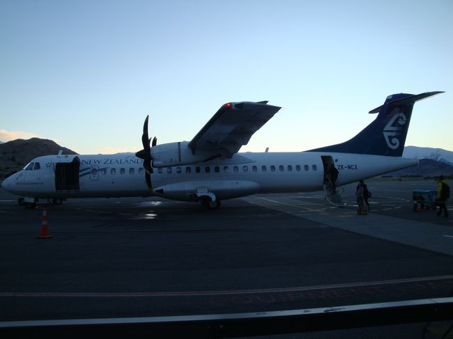 搭乗時間。。。<br /><br />トラップを歩いて乗り込みます。。。。<br /><br />プロペラ機で、４人掛けの狭い飛行機です<br /><br />ロトルア行きですが、一旦、クライストチャーチ空港へ行きます