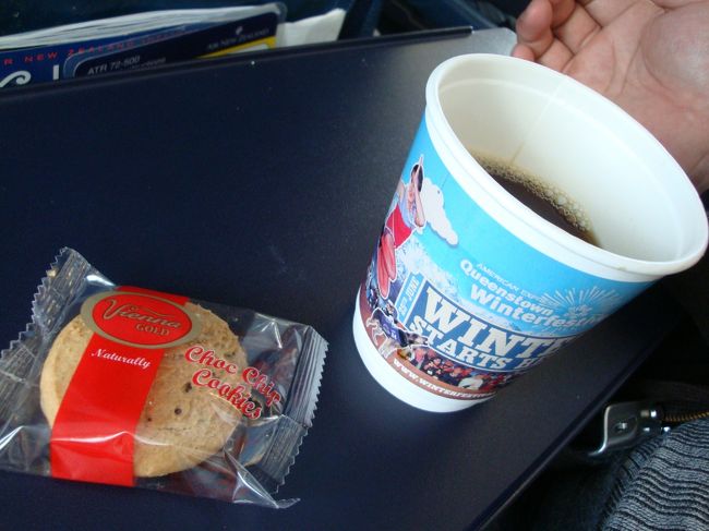 今回の機内サービスも同じで、コーヒーとクッキーと、お水<br /><br />クッキーがマヌカハニークッキーに変わってたけど。。。<br /><br />そうそう、着陸が近くなると、キャンディを配られたな。