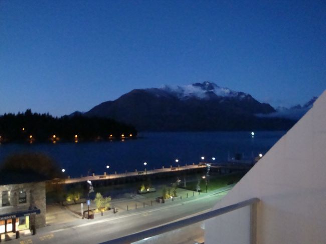 ホテルの部屋のベランダから「グレノーキー」が見えます。。<br /><br />ホテルの前には、カジノがあり、毎晩人が出入りしていたし、ワカティプ湖も目の前で、夜の風景のみしか見てないから、真っ暗なんだけど・・・<br />市内は、小さな町で、歩きやすかったし、美味しい物もあったし、また行きたい都市ですね