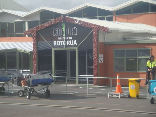ロトルア空港到着！<br /><br />空港近くになると、たくさん、白い煙がモクモクとしているのが見えます。。<br /><br /><br />空港の作りも、やはり違っていて、マオリ仕様みたいで、好き〜