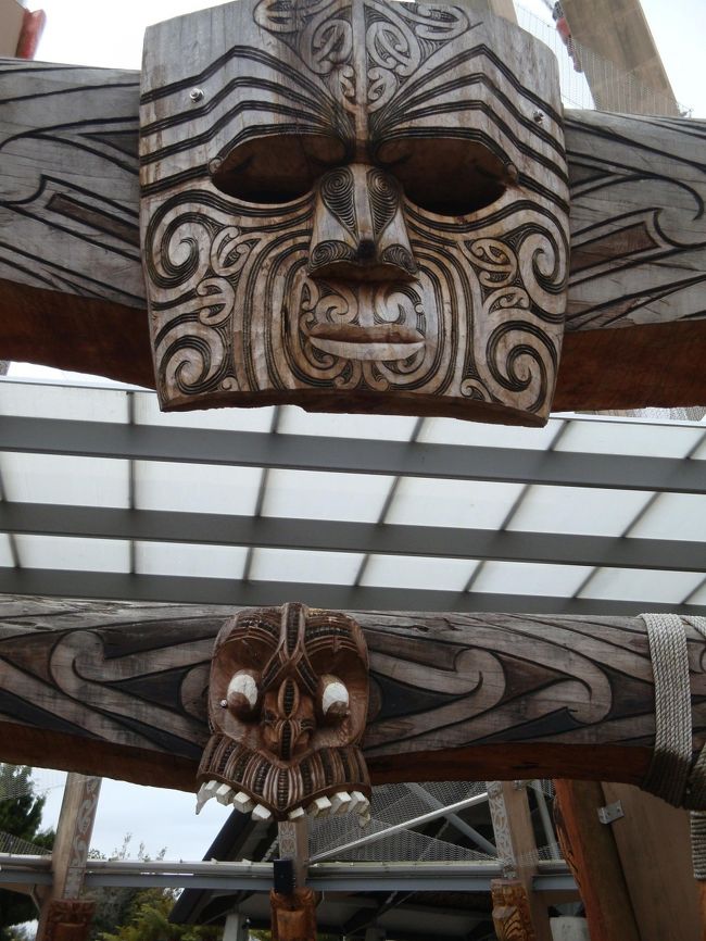 ゲートが凄い<br /><br />くぐりぬけると１２の神々の木彫りがぐるりと立ちはだかる・・