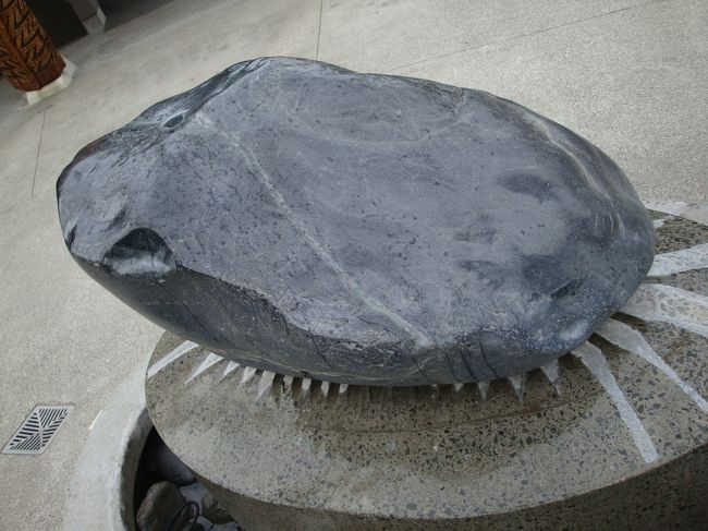 １２の神達は、一つの石を見つめているように作られていて<br /><br />中央には、この石<br />翡翠石<br /><br />この翡翠石には、意味があるって言われて聞いたんだけど、忘れちゃった。。。<br /><br />ただ、マオリ族の人にはとても意味がある石で、親から子へ引き継がれる石らしい