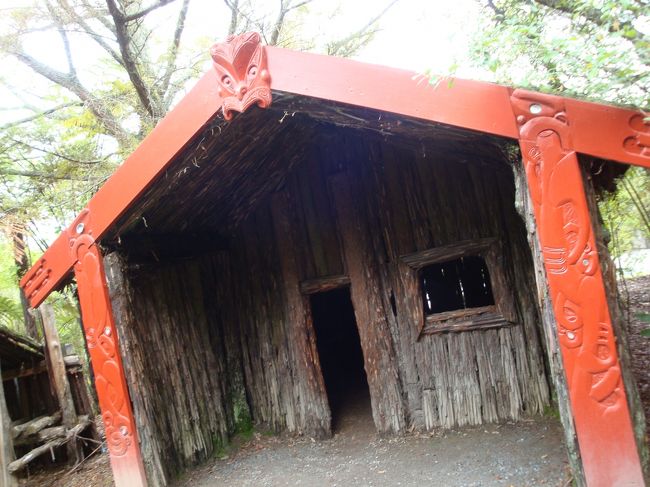まずは、マオリ族の暮らしを見学<br /><br />住居<br /><br />ここに、５〜６人住んでいたらしい<br />狭い・・・<br /><br />食品の貯蔵は高床式で作られていた