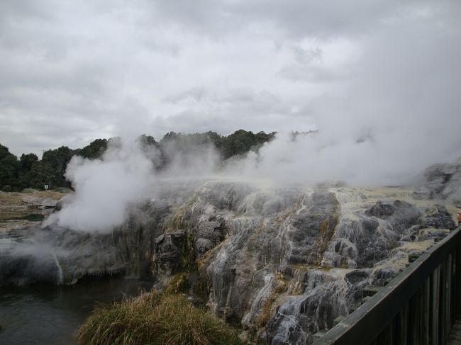 色々な所で、モクモクと白い煙を上げ、お湯が吹き出ています・・<br /><br />