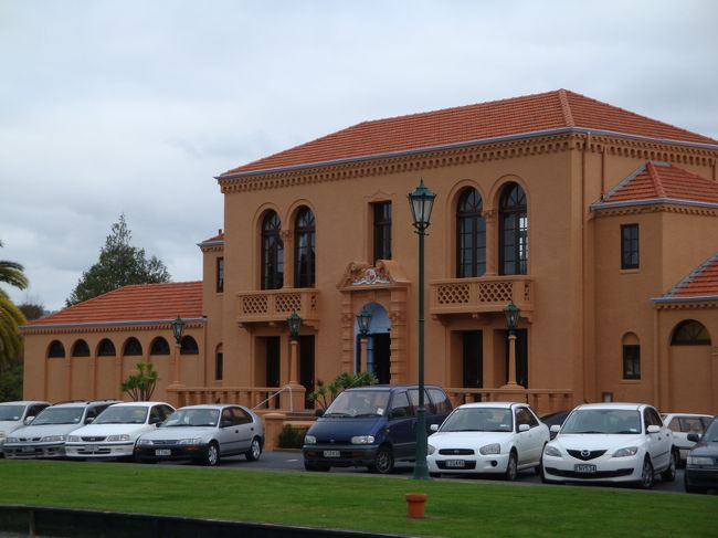 ガバメント・ガーデン隣には、レクレーション施設<br /><br />ブルー・バス<br /><br /><br />市民プールらしい。。