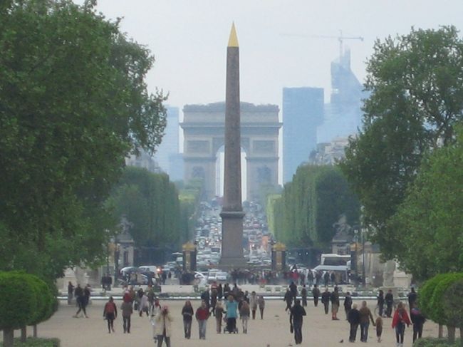 チュイルリー公園→コンコルド広場→シャンゼリゼ通り→凱旋門→ラデファンス…とにかく気持ちの良いくらい一直線です。