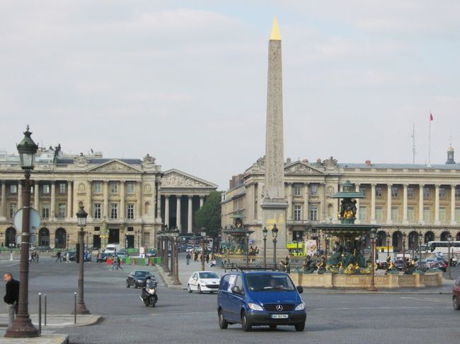 パリのおへそ？コンコルド広場。エジプトから贈られたオベリスクが光る。<br />ここはかつてフランス革命の処刑場だったそうです。ルイ１６世やマリ・アントワネットもここで命を落としたんですね。